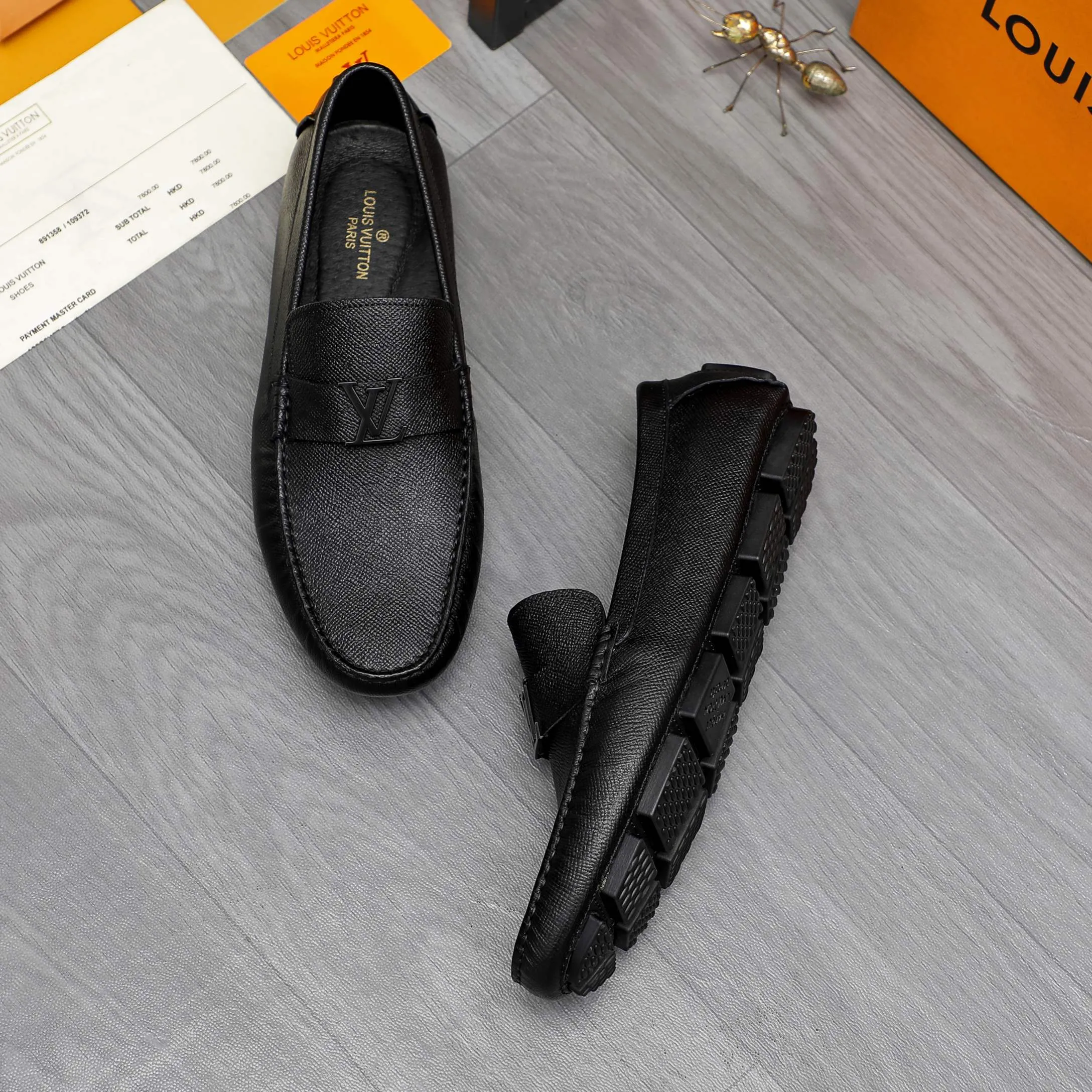 Men's shoes💰400 Product trademark: LV "Louis Vuitton" casual slip-on shoes Regular size: 38-45 (45 is custom-made and non-returnable) Product materials: Selected pebbled cowhide upper, pigskin lining, rubber outsole